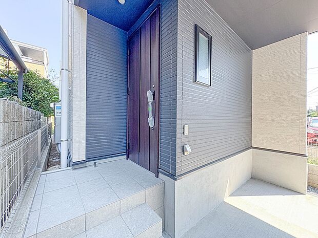 1号棟【玄関】家の顔となる玄関は、高いデザイン性が求められます。高級感と断熱性、防犯性に優れた玄関ドアを標準装備。ピッキング対策のセキュリティサムターン等、防犯に考慮しました。