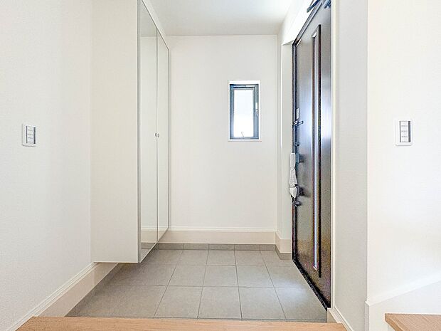 【玄関】玄関はおうちの顔と言われます。玄関アプローチは、外観デザインの印象を左右します。ご家族の個性を出しながら、素敵な玄関でお客様をお迎えしてください。