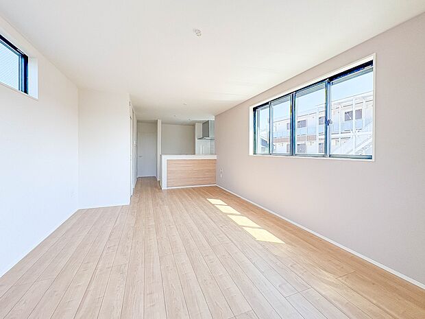 【LDK16.5帖+ワイドバルコニー】インテリアショップで見掛けた「あの家具」も置ける、ゆったりとした空間。時に広さが上質な寛ぎの時間になる事も。