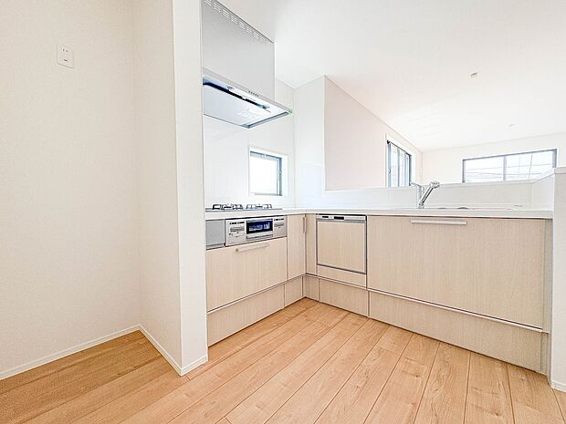 【キッチン】ナチュラルな自然光の中での調理。会話が弾む対面型キッチン。お洒落な食器類を余裕で収納できるスペース。動きやすい女性目線のキッチン動線。これからはお料理をつくる時間が劇的に変わりま…