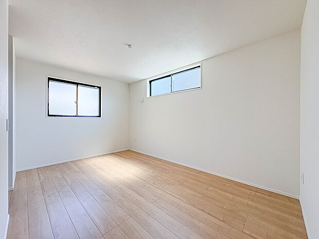 【寝室】シンプルな内装はおしゃれのポイントです。シンプルは華美より飽きがこないからです。色や模様でおしゃれ感をだす。それがシンプルイズビューティーです。