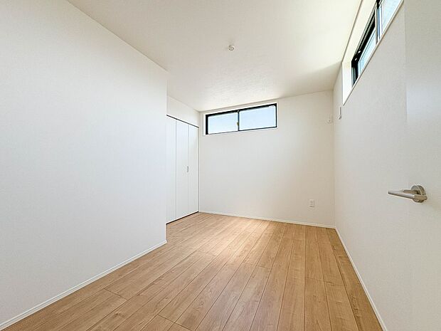 【子供部屋】昨今のトレンドになりつつあるのが、広過ぎず、快適すぎない子ども部屋。勉強と寝るだけの部屋にすることで閉じこもりがなくなり、リビングで過ごす時間が増えると言われています。