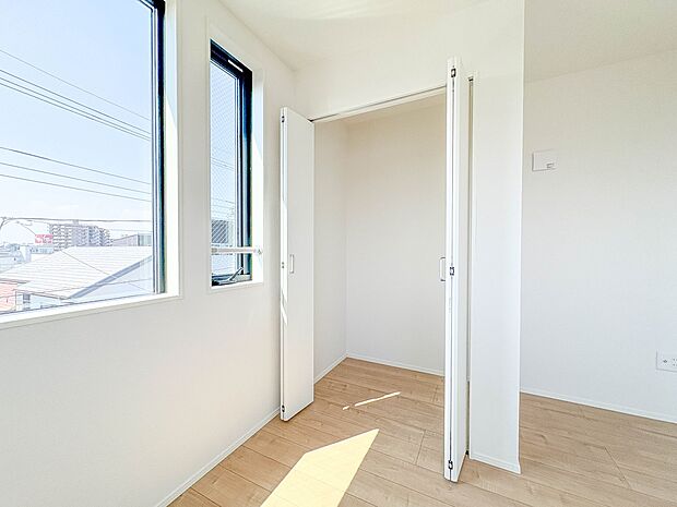 【収納】各部屋を最大限に広く使って頂ける様、全居住スペースに収納付。プライベートルームはゆったりと快適に。