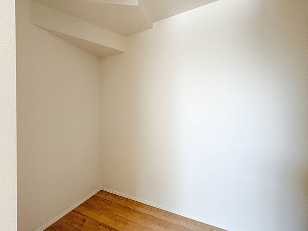 【WIC】WICのメリットの1つ目は、1箇所にまとめて収納が出来ること。2つ目は、衣替えが必要ないこと。3つ目は、扉が少なくなり室内がスッキリ見えること。