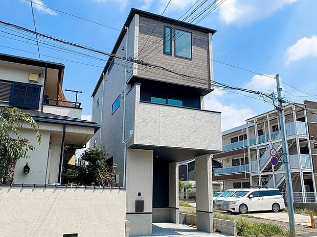 1号棟【外観】家族の温かさと陽光の暖かさ、楽しい毎日と明るい未来を予感させる「空間が織り成すひとつ先の住み心地」を演出します。