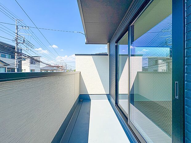 【バルコニー】朝の澄んだ空気や、夕方に吹く清々しい風を五感で感じられるバルコニー。屋外にあって、住まいの中でも本当の自然を感じられるスペースです。