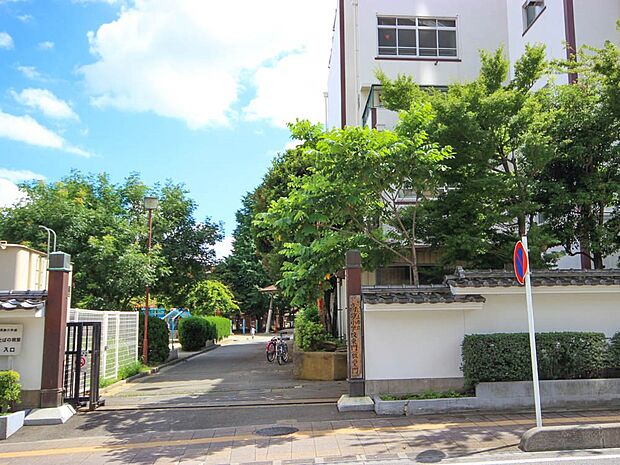 小学校 1300m 高砂小学校(明治4年に浦和宿郷学校として開校した小学校。親子3代・4代にわたり高砂小に学ぶ家族もあるなど、多くの方々からたいへん愛されている学校です。)