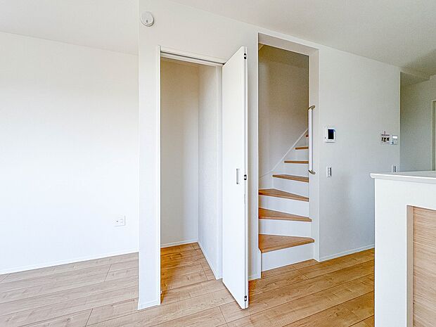 【パントリー(食料庫)】 常温保存できるパン、お米、調味料、缶詰など、日常的に使うものや未開封の食品の収納にぴったり。棚にものを並べて収納すれば、何が足りないのかひと目で確認できます。