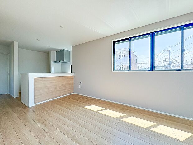 【LDK16.5帖+ワイドバルコニー】会話でホッとコミュニケーションできるリビング。料理でホッとハピネスになるキッチンなど。人をホッとさせる最新設備・仕様を採用しています。