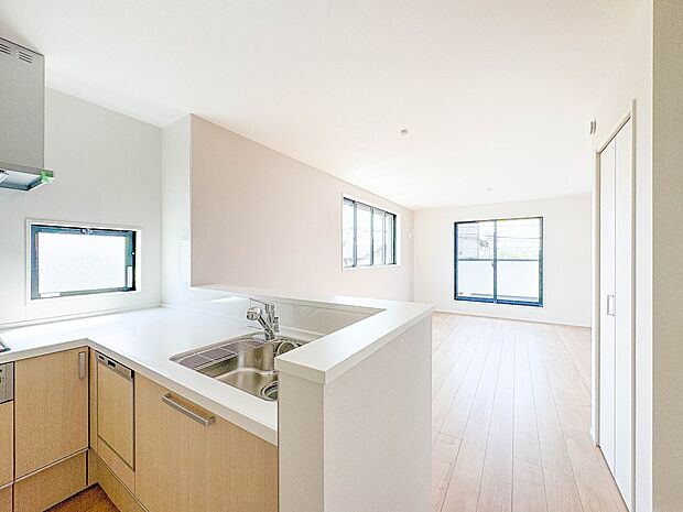 【LDK16.5帖+ワイドバルコニー】ホームパーティーでもゲストと一緒に料理を楽しみながら楽しい時間を過ごせそう。