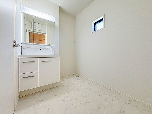 【脱衣所】洗面所は小さなプライベートスペース。歯磨き、洗顔と毎日施す個人空間。