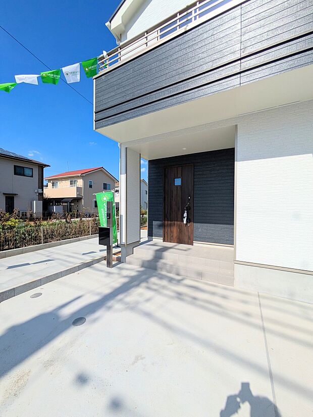 玄関へのアプローチ。居住者の帰り、訪れる方を優しく迎える・安らぎに満ちた生活空間を予感させる。健やかな暮らしを楽しめそう。