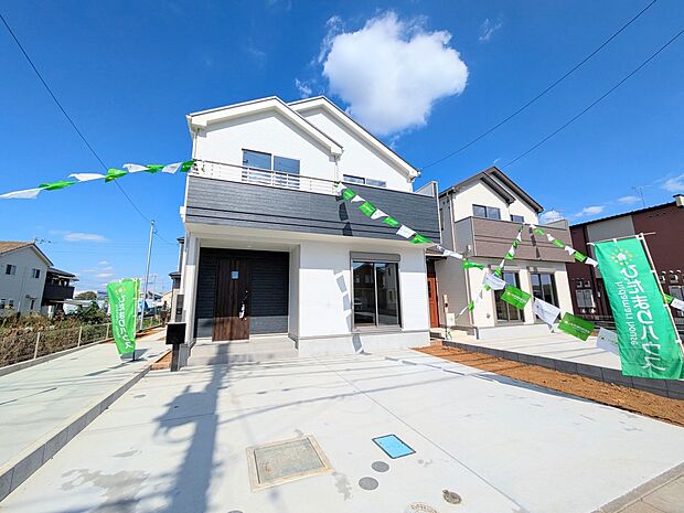 上質感漂う玄関へのアプローチ。居住者の帰り、訪れる方を優しく迎える・安らぎに満ちた生活空間を予感させる。健やかな暮らしを楽しめそう。