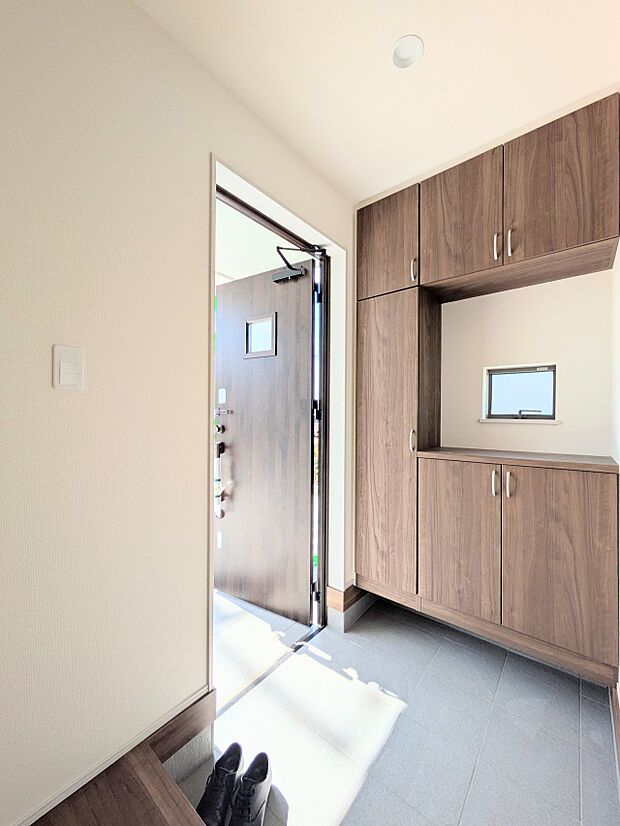 【Entrance-玄関-】 玄関はおうちの顔と言われます。収納力豊富なシューズボックスでスッキリとした素敵な玄関でお客様をお迎えしてください。