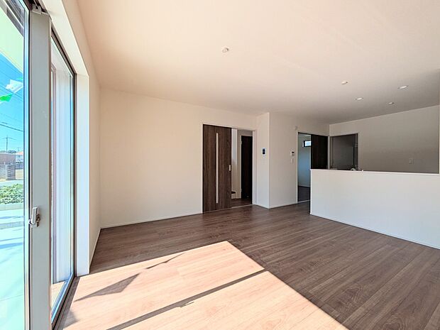 【リビング】インテリアショップで見掛けた「あの家具」も置ける、ゆったりとした空間。時に広さが上質な寛ぎの時間になる事も。