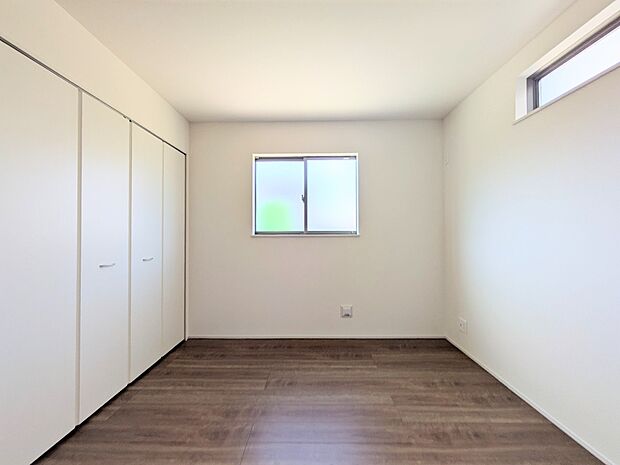 【洋室】お子様のお部屋にぴったりなクロークを備えたフローリング仕様の洋室です。