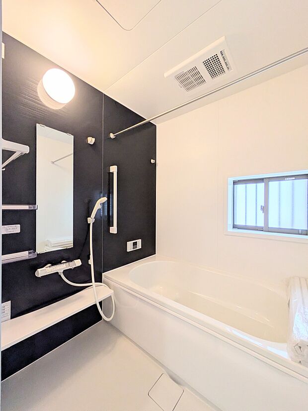 【浴室】足を伸ばして入ることのできる1坪タイプのユニットバス