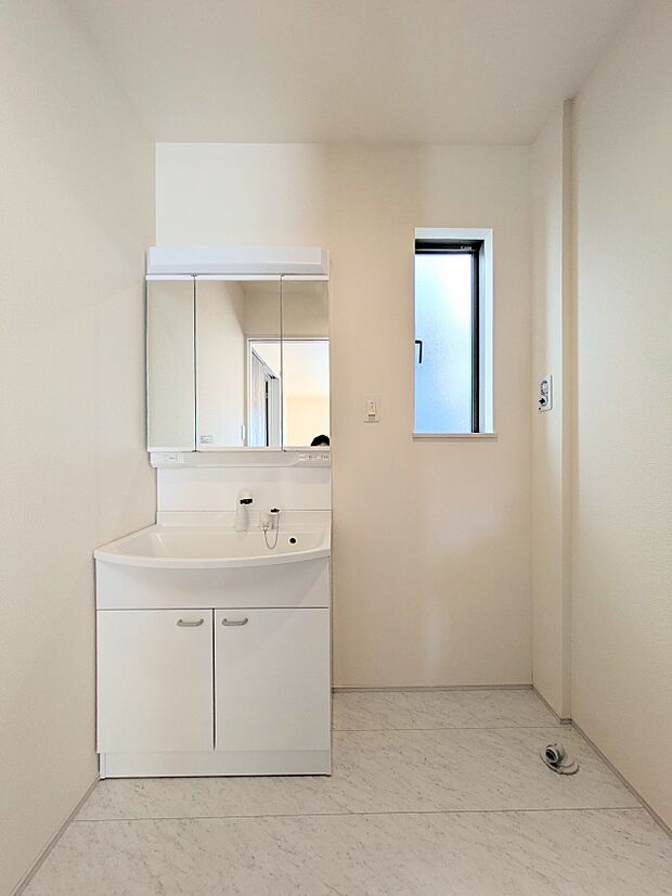 【洗面台】洗面所は小さなプライベートスペース。歯磨き、洗顔と毎日施す個人空間。