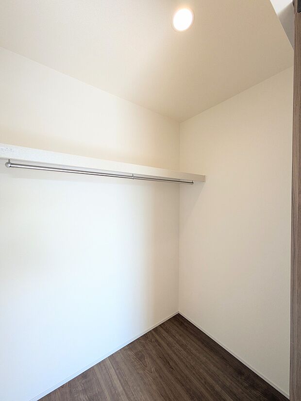 【WIC(ウォークインクローゼット)】 たくさんの洋服をかけてもシワになりにくいウォークインクローゼット。洋服以外にも、普段使わない家電やスーツケース、ストック品など何でも片付く嬉しい空間…