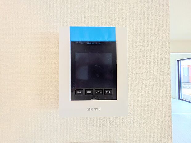 【TVモニター付インターホン】 来訪者の様子を室内TVモニターでチェック。対応したくないセールスを断りやすく、子どもに留守番をさせるときも安心。不在時の来訪者を録画でき、犯罪抑止効果も期待…