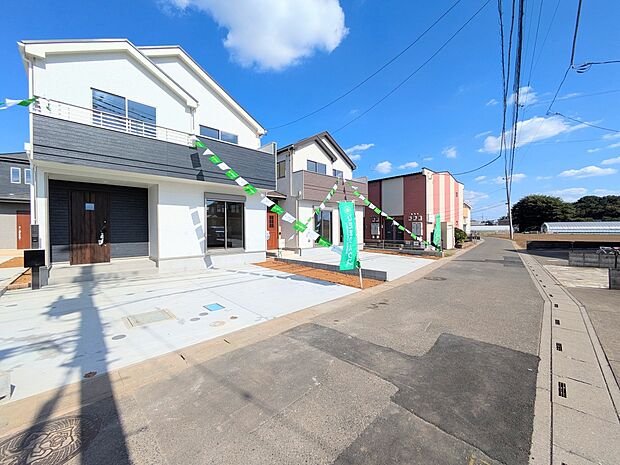 家の前は美しい通りになっていますが、クルマが比較的少なく。家のまわりで遊ぶお子さまも大丈夫です。