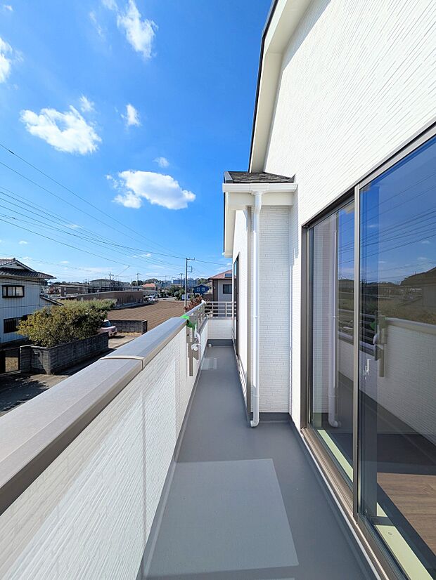 【バルコニー】澄み切った青空と、心地良い風を感じるバルコニー。