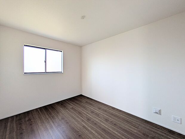 シンプルにデザインされた室内。家具やレイアウトでお好みの空間に。