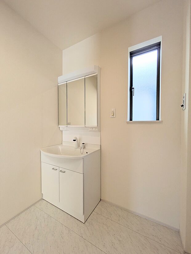 【脱衣所】脱衣所です。サニタリー収納付き。タオルや下着類等の保管場所として。