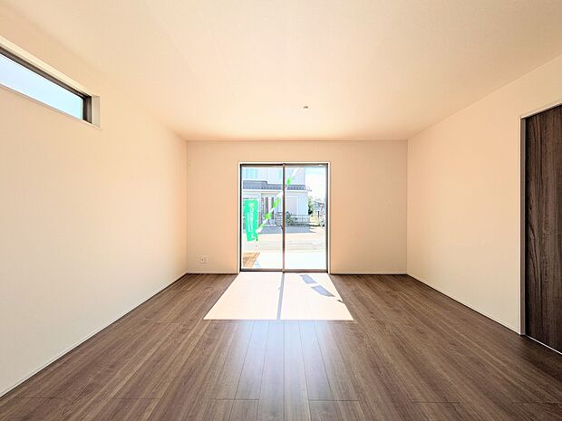 【リビングダイニング】リビングにいるお子様と会話をしながら家事ができるカウンターキッチン。いま手があいているか、忙しそうなのか相手の様子を伺いながらコミュニケーションをとる訓練にもなります。…