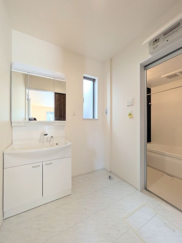 【ランドリースペース】毎日使う洗濯機。しっかりと奥行きのある置き場が確保されています。