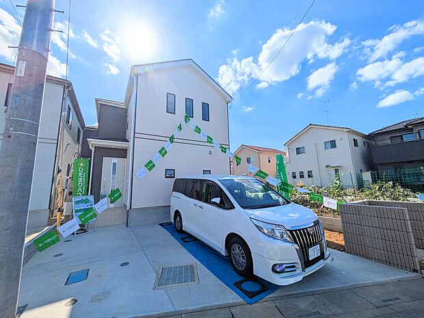 【玄関】家の顔となる玄関は、高いデザイン性が求められます。高級感と断熱性、防犯性に優れた玄関ドアを標準装備。ピッキング対策のセキュリティサムターン等、防犯に考慮しました。