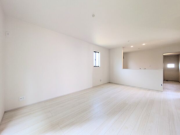 【リビング】インテリアショップで見掛けた「あの家具」も置ける、ゆったりとした空間。時に広さが上質な寛ぎの時間になる事も。