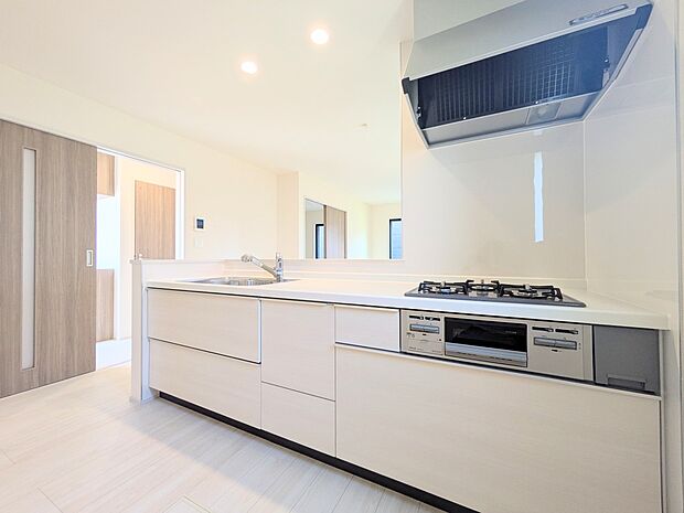 カウンターキッチンは広くて収納力もあるので、快適に料理をすることができます。食器や炊事用具を手の届くところに配置しやすいため調理もスピーディーですよ。