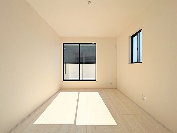 大きな窓からたっぷりと陽光が注がれる明るい空間。