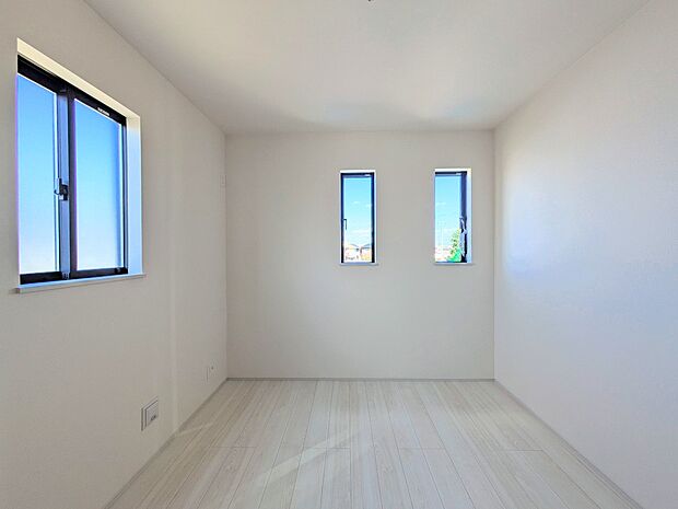 昨今のトレンドになりつつあるのが、広過ぎず、快適すぎない子ども部屋。勉強と寝るだけの部屋にすることで閉じこもりがなくなり、リビングで過ごす時間が増えると言われています。