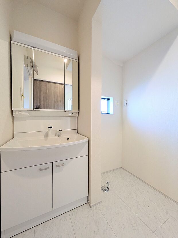 【Powder room-洗面所-】 使い勝手を追求した新機能とデザイン性を併せ持つドレッサー。毎日使うところだから、常に清潔を保ちたい。