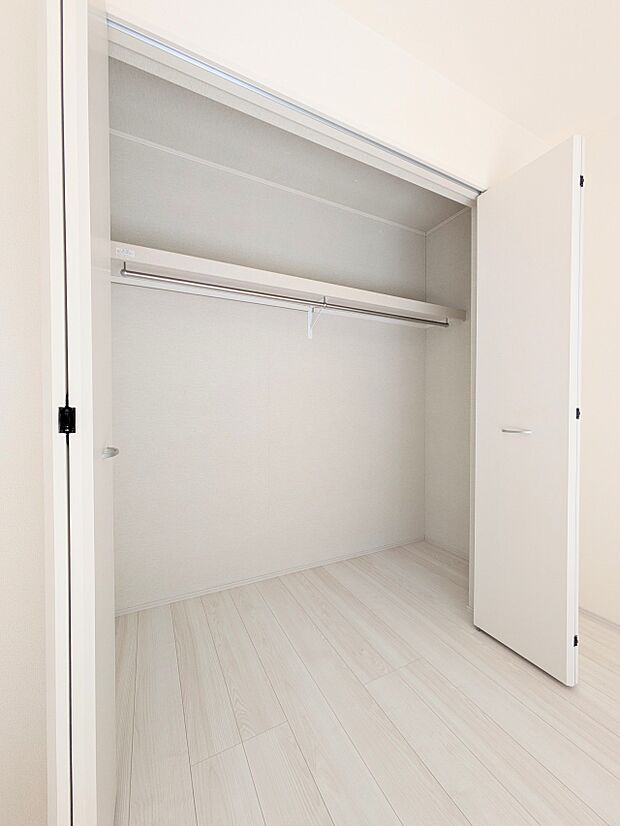 【CL(クローゼット)】 壁面クローゼットのメリットは、衣類が横一列に並ぶためひと目で洋服が選びやすいこと。衣類をたくさんお持ちの方も、限られたスペース内に無理なく収納することができます。…