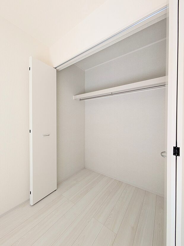 【収納】各所に配置された収納スペースは、洋服や小物はもちろんのこと、掃除機や日用予備品・お子様のおもちゃなど様々な物を収納して頂ける便利なスペースです。