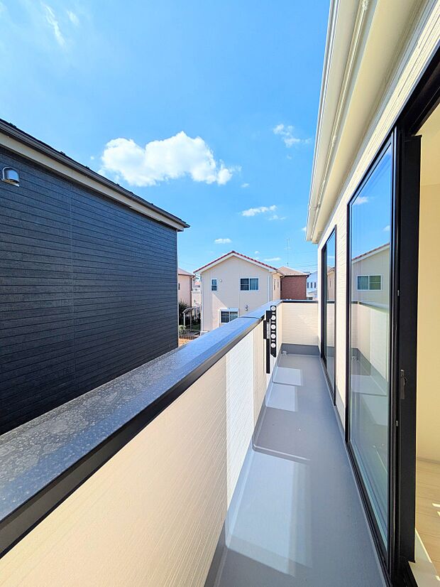 【バルコニー】澄み切った青空と、心地良い風を感じるワイドバルコニー。