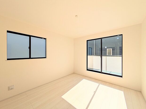 【Room-洋室】 シンプルにデザインされた室内。家具やレイアウトでお好みの空間に。