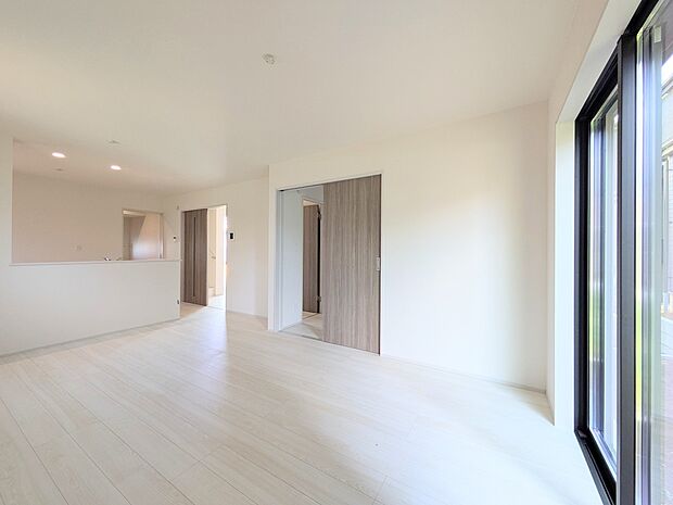 整然とした空間演出、快適な理想の暮らしの実現は家のみの拘りではなく、そこで暮らす方々にとって素敵な環境であることも挙げられると思います。四季折々の変化が奏でる鼓動を楽しんで下さい。