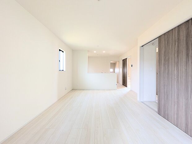 【ダイニングキッチン】料理をしながら、後片付けをしながら二人で会話を楽しみたい空間。