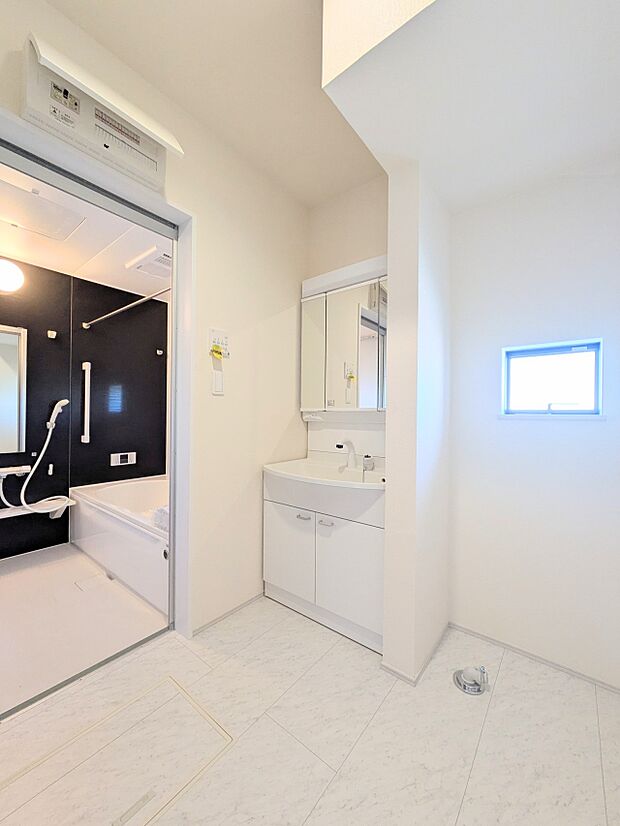 脱衣所、洗面所は小さなプライベートスペース。歯磨き、洗顔と毎日施す個人空間。換気も設置して、熱気などを開放して、爽やかなスペース。