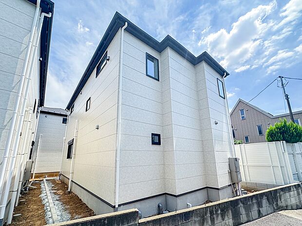 1号棟【現地外観】陽当りが良いと、洗濯物が乾きやすいですし、湿気やカビの心配も減るので快適です。寒い冬の日でも、日差しが届くと家の中が暖かくなりますね。