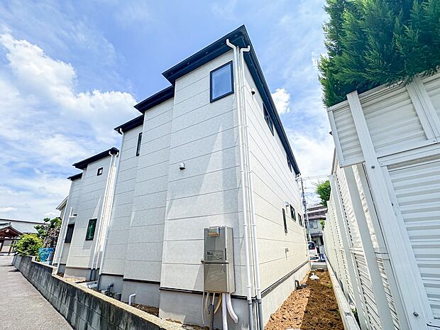 1号棟【現地外観】ここから始まる「日常」はご家族にとってかけがえのない時間となります。少しでも豊かに、快適に。そんな想いから本邸宅は生まれました。　