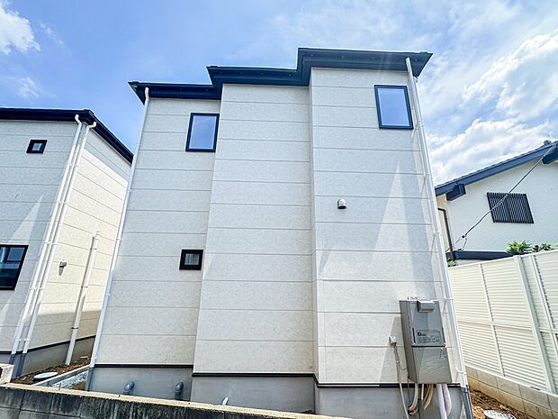 1号棟【現地外観】ここから始まる「日常」はご家族にとってかけがえのない時間となります。少しでも豊かに、快適に。そんな想いから本邸宅は生まれました。