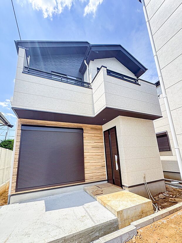 1号棟【現地外観】堂々たる趣ながら、主張し過ぎずどこか余裕を感じさせるシャープなフォルムで佇む邸宅は、晴天の空と照らし合わせる事で、本来あるべき完成形の姿を見せてくれます。