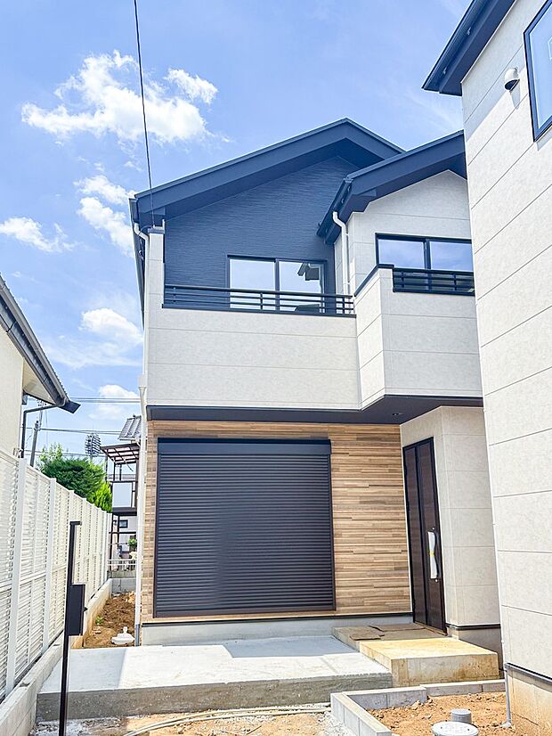 1号棟【現地外観】堂々たる趣ながら、主張し過ぎずどこか余裕を感じさせるシャープなフォルムで佇む邸宅は、晴天の空と照らし合わせる事で、本来あるべき完成形の姿を見せてくれます。