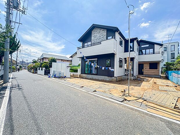 1号棟【前面道路 南東約5ｍ】車の通行が少ないので、静かな住環境を維持することができます。