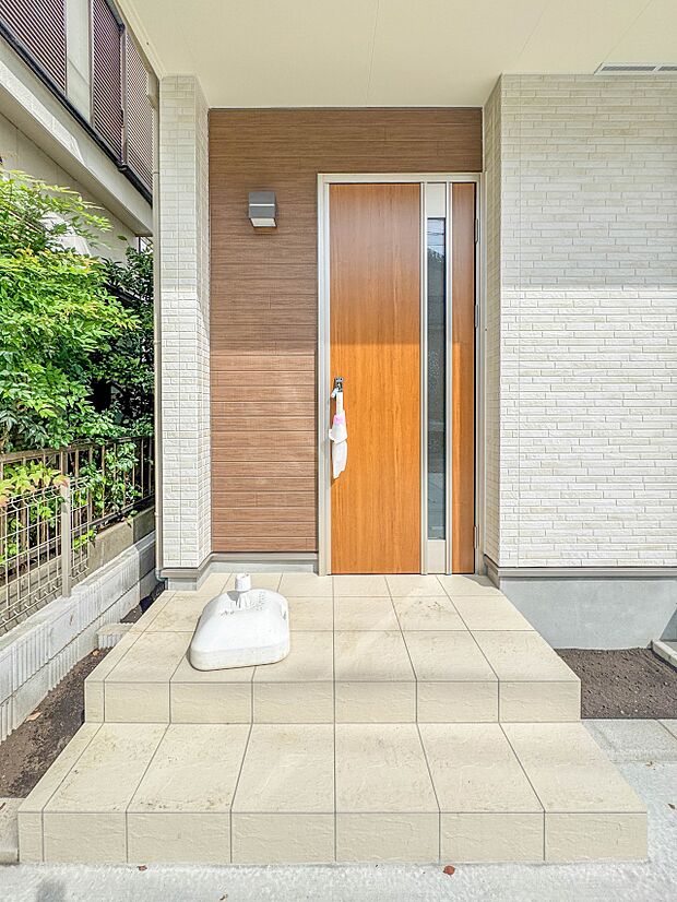 A号棟【玄関】玄関はおうちの顔と言われます。玄関アプローチは、外観デザインの印象を左右します。